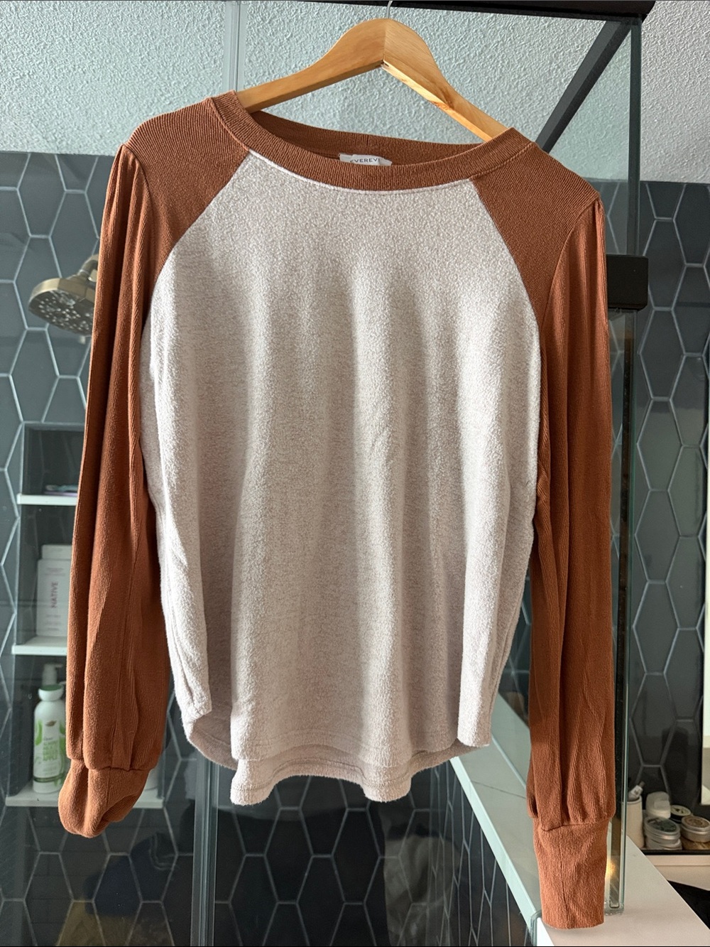 Evereve Two-Tone Raglan Sweatshirt - Cream & Rust